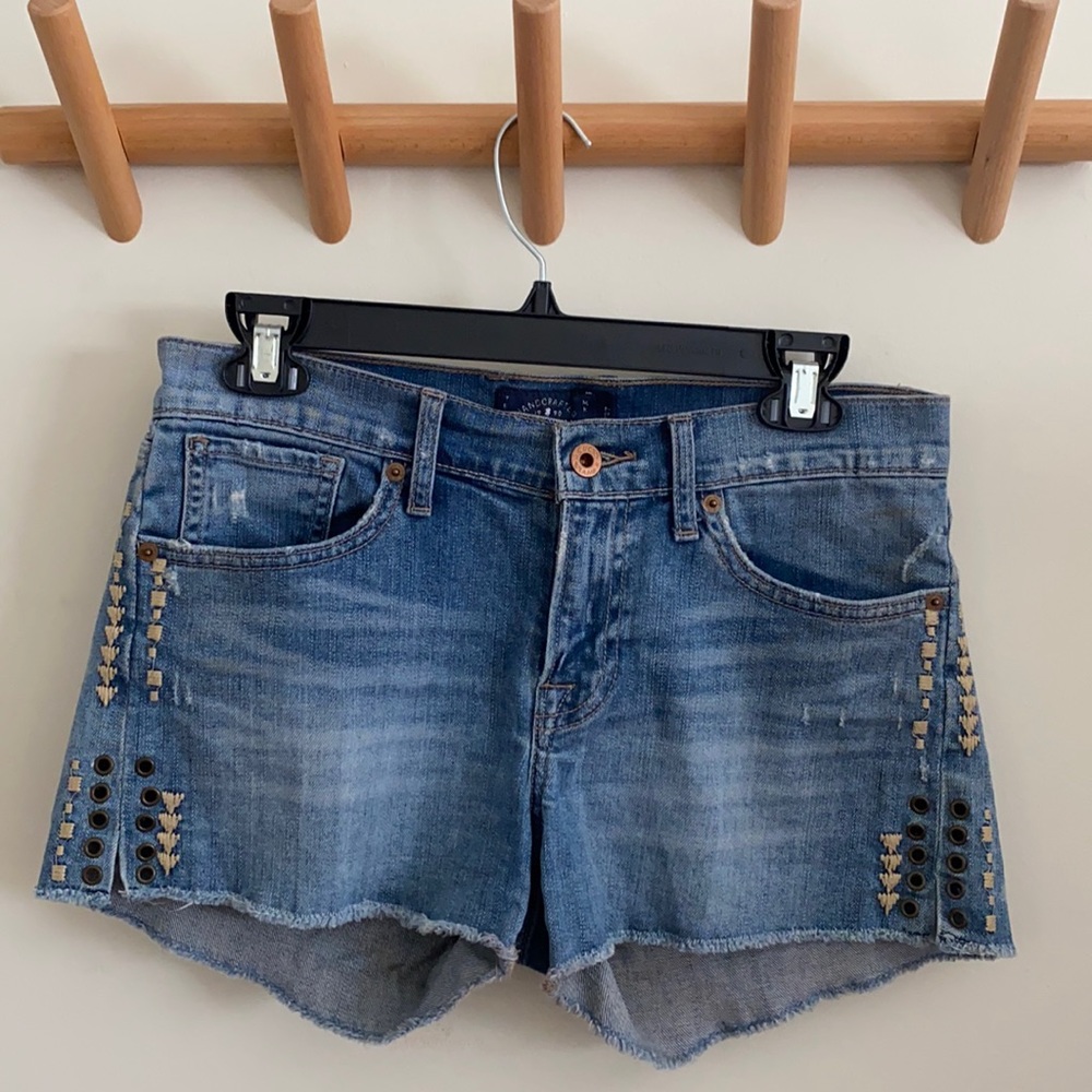 LUCKY BRAND MALIBU SHORT! stretch denim with slight distressing & boho detail.